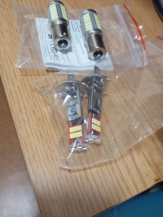 Vendo2  pneus  205 55 r 16  e lampedas led