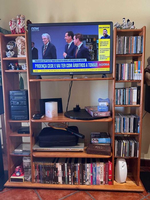 Móvel de TV em Madeira – 110 × 30 × 130 cm – Bom Estado