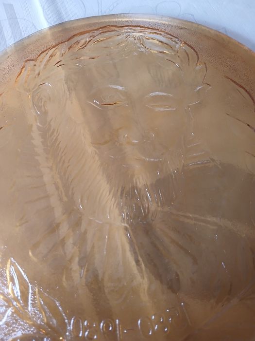 Prato para bolo com gravura de Luis Vaz de Camoes