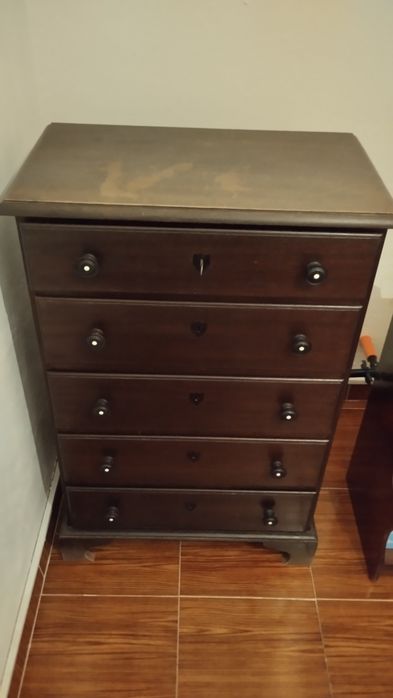 Camiseiro em madeira