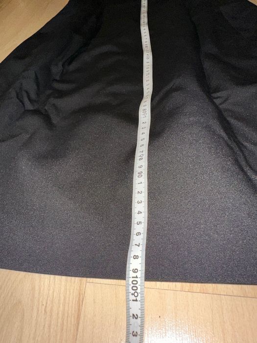 Aggi sukienka midi czarny satynowy bez ramion