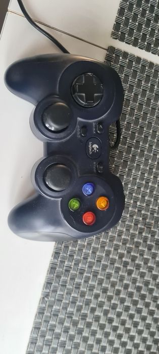 Pad do gier Logitech – przewodowy