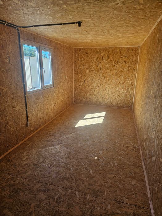 Вагончик, побутівка, будиночок.