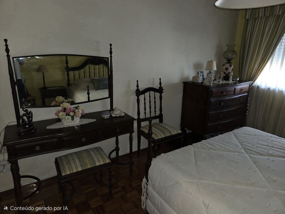 Móveis quarto madeira panga-panga em excelente estado