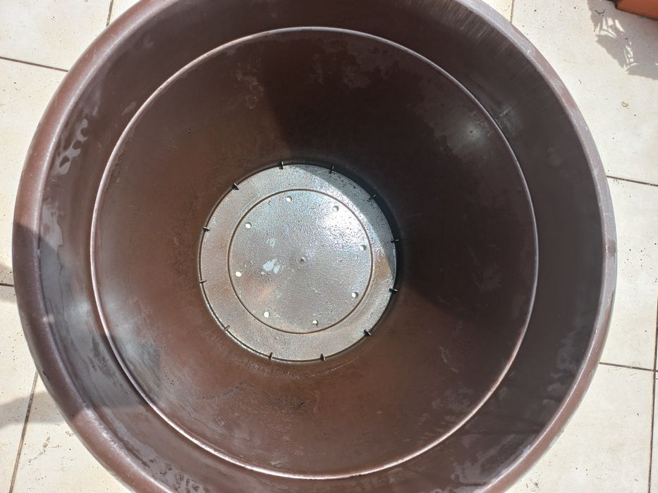 Vaso em material bastante resistente diâmetro 65cm