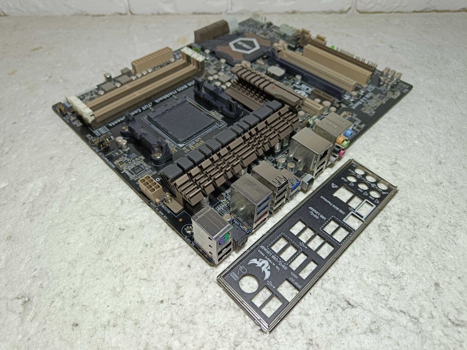 Материнська плата AMD ASUS SABERTOOTH 990XF R2.0 sAM3+ під FX ТОПОВА!