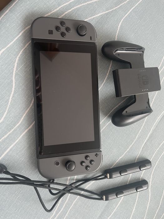 Vendo nintendo switch com todos os acessorios incluidos e oferta de dois jogos