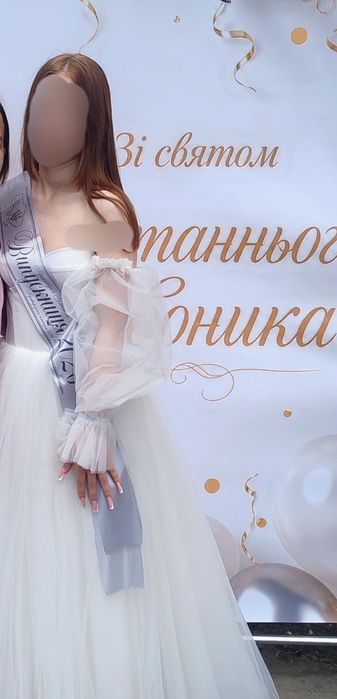 Пишна біла сукня