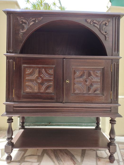 Móvel antigo castanho escuro