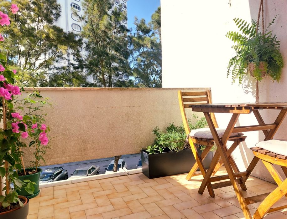 Spacious and bright 2-bedroom apartment with 3 balconies, 5 minutes from the beach