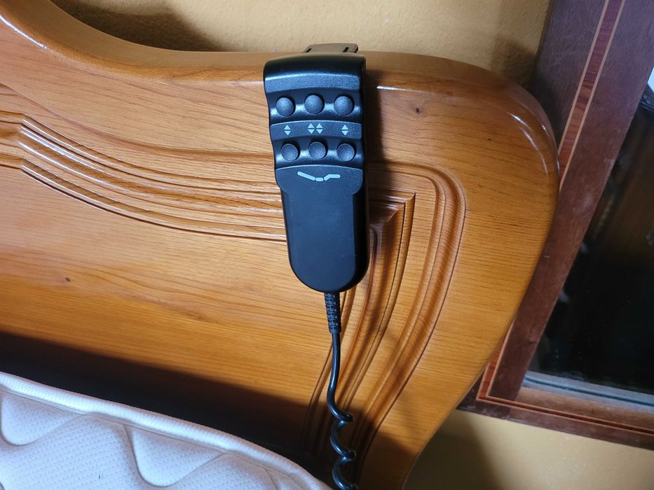 Excelente cama em madeira maciça com estrado articulad