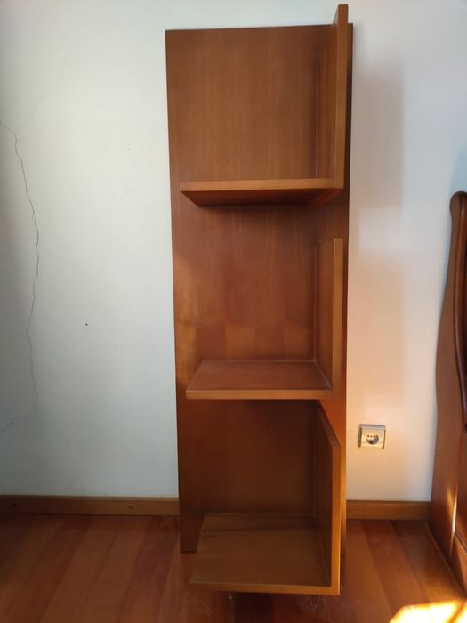 Estante de madeira maciça