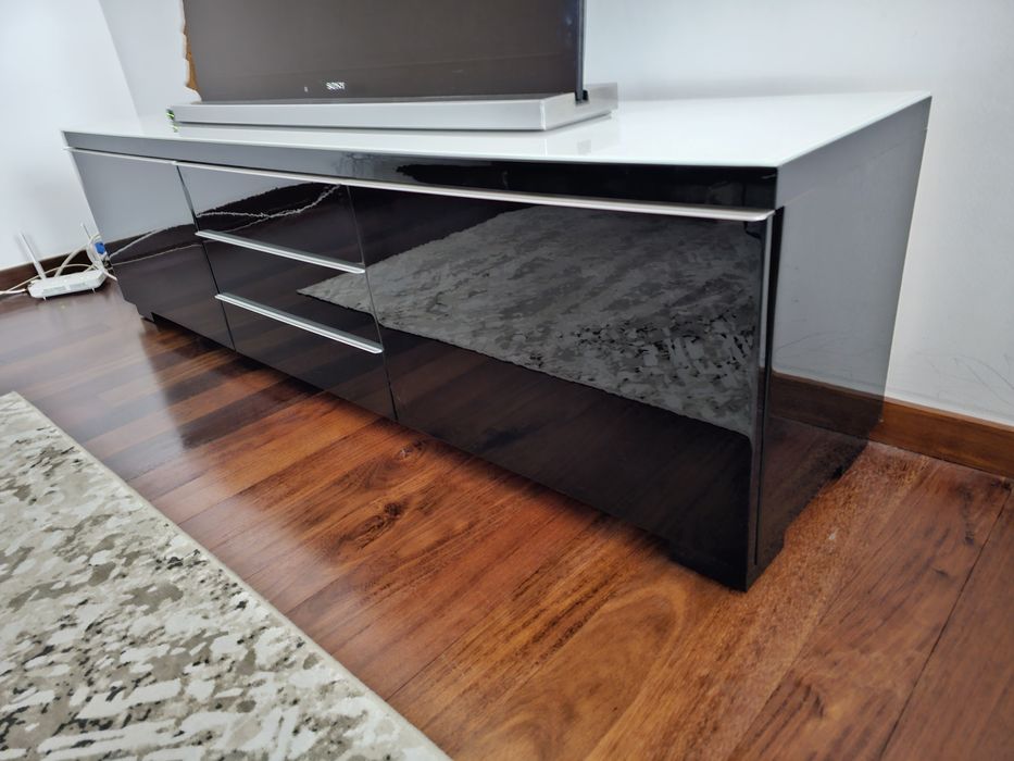 Móvel TV IKEA BESTA BURS 180x41x49 cm c/ tampo em vidro lacado branco