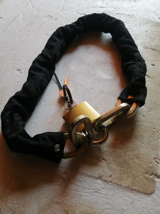 Łańcuch ze stali hartowanej ocynkowanej. Otulina nylon
