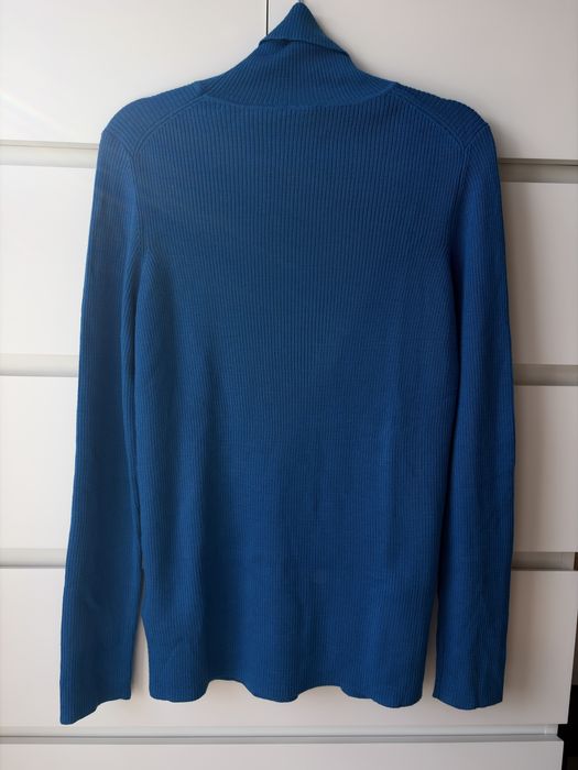 Niebieski prazkowany welniany sweter uniqlo