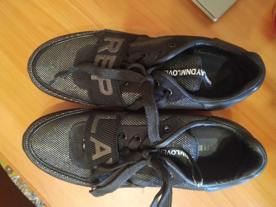 Продам женские кроссовки