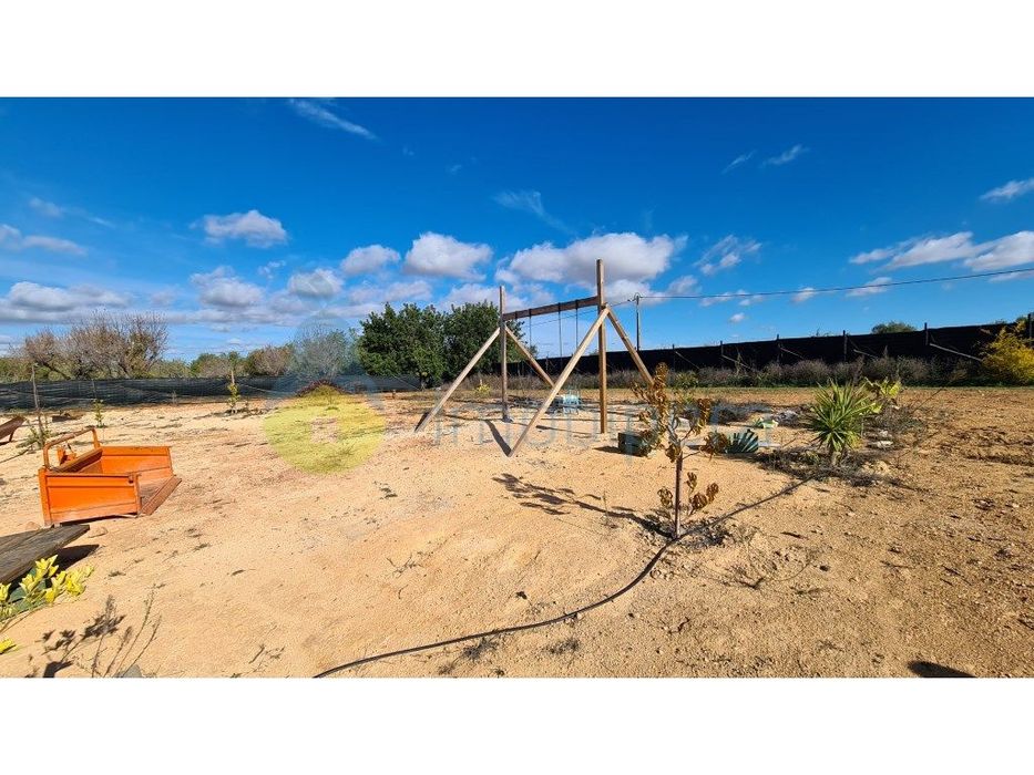 Terreno com 15600m2 em Albufeira, com 10 casinhas amovíveis e com f...