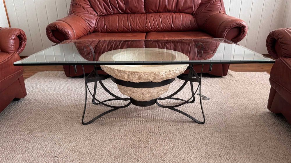 stolik z grubego szkła i elementem ozdobnym w postaci misy z trawerynu