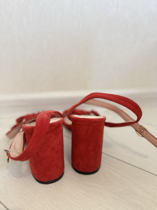 Жіночі босоніжки червоного кольору