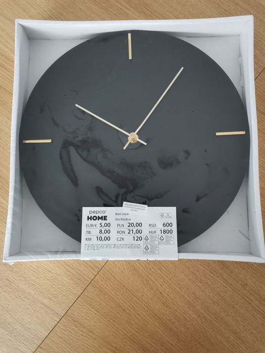Czarny zegar ścienny