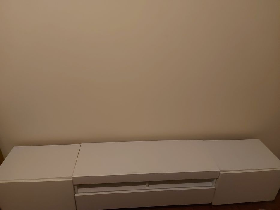 Móvel TV Minimalista Branco com Arrumaçao