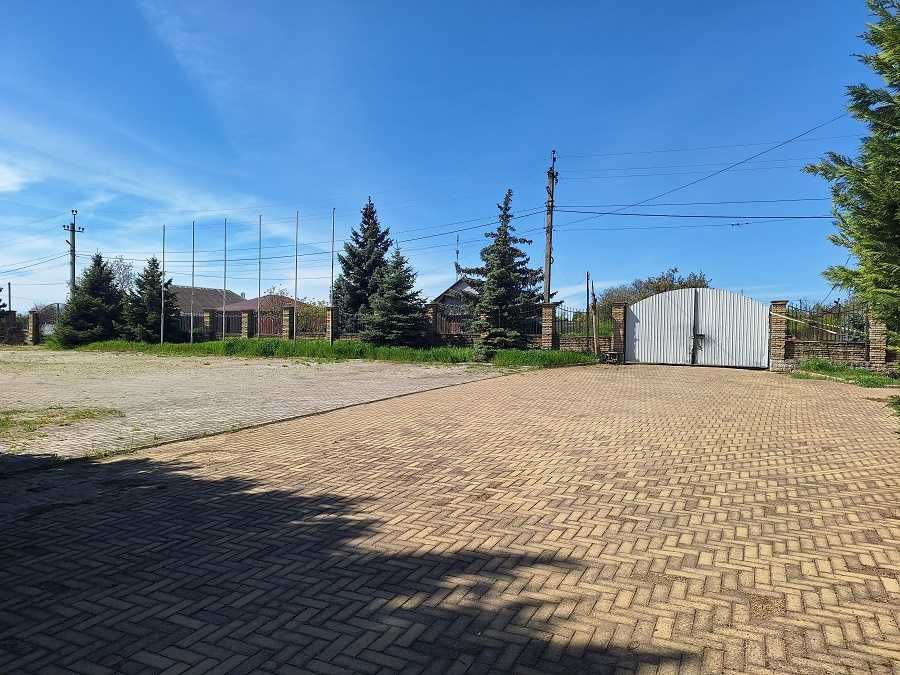 Продажа коммерческой территории со строениями и парком.