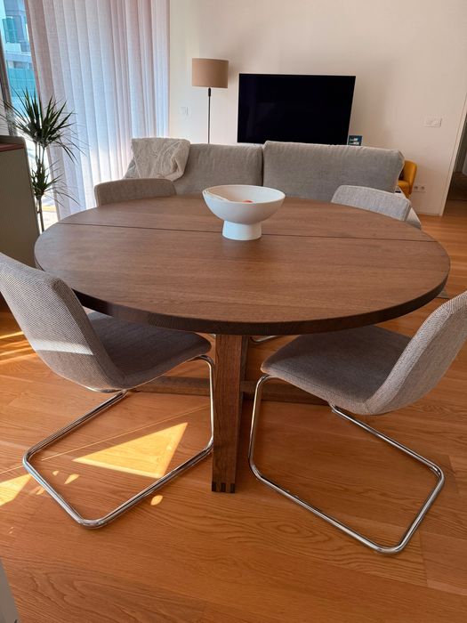 Conjunto de mesa com cadeiras