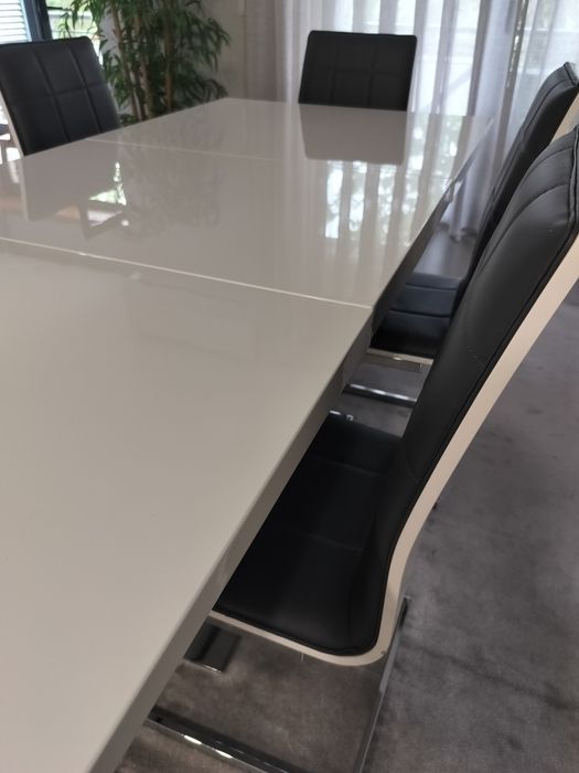 Mesa extensível lacada a branco com 6 cadeiras