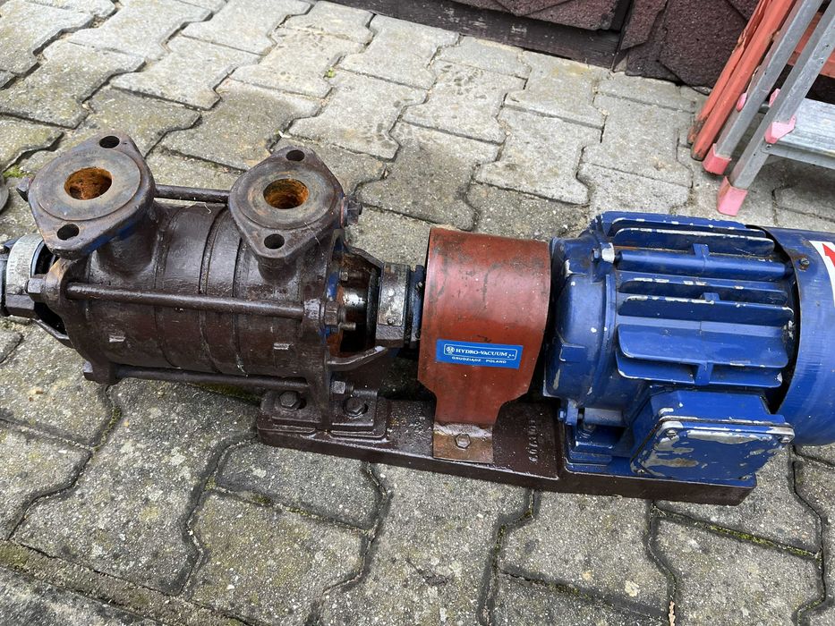 Hydroforowy zestaw samoobsługowy 1) pompa SK4 02 11 2) zbiornik hydroforowy 0,2 m. sześć. 3) silnik 3 fazowy SKT90SAT moc 1,5 kW