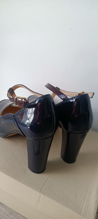 Buty skórzane na obcasie Clarks rozmiar 39 lakierowane
