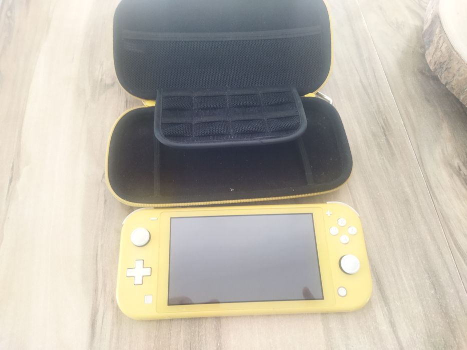 Nintendo Switch Lite amarela