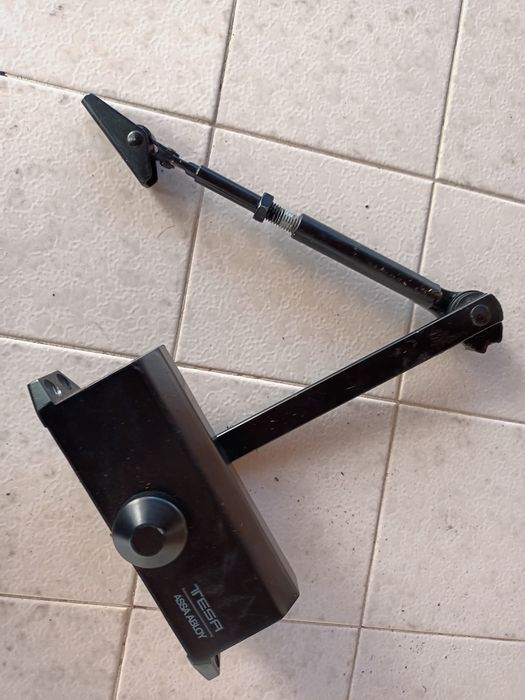 Fecho de portas braço preto