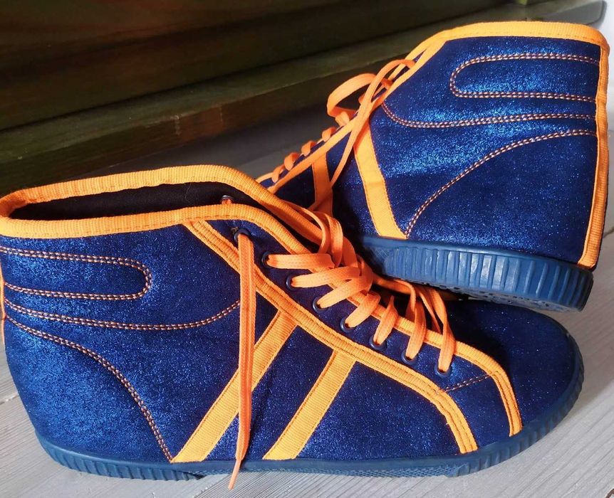 Trampki, buty sportowe za kostkę.