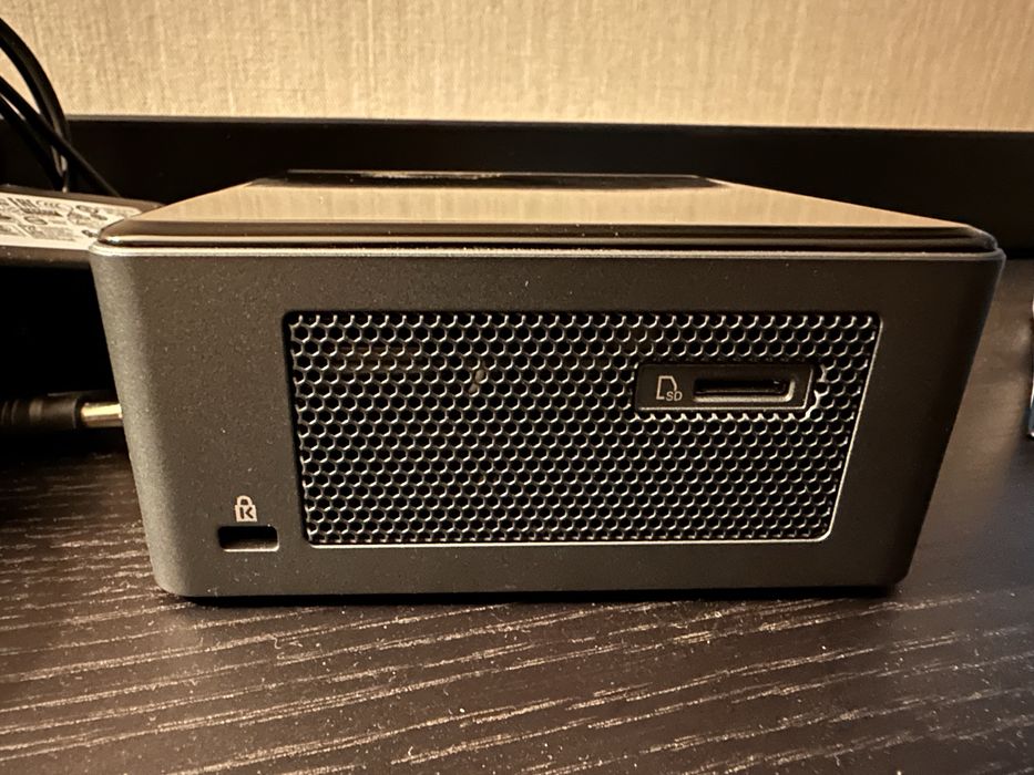 Intel NUC i3- 16gb Ram e 500 rom