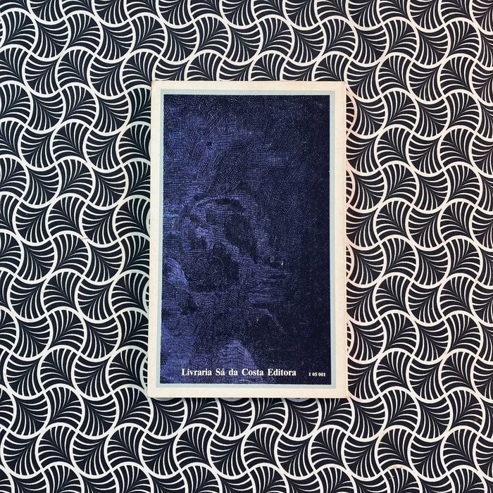 Uma Abelha na Chuva - Carlos de Oliveira