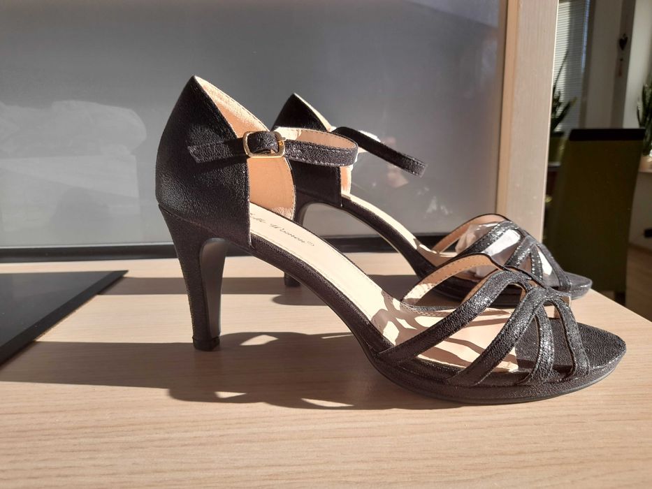 sandały na wysokim, smukłym obcasie typu szpilka