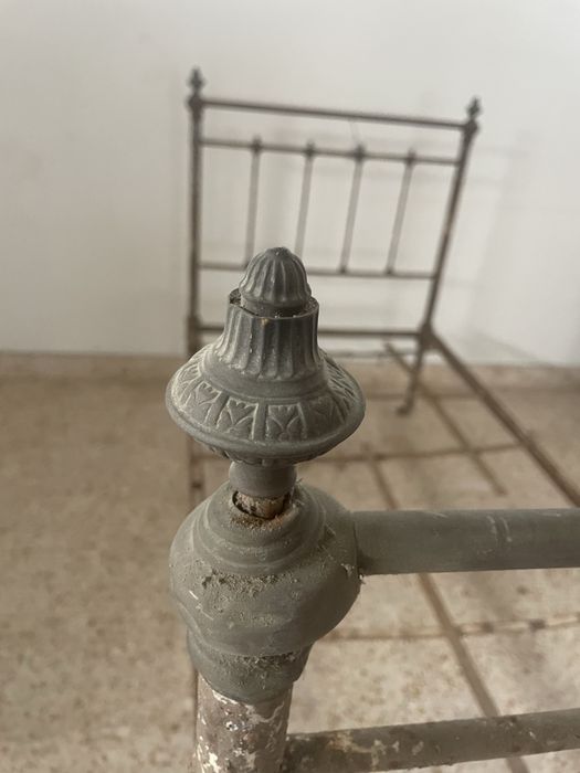 Cama de ferro antiga para recuperar