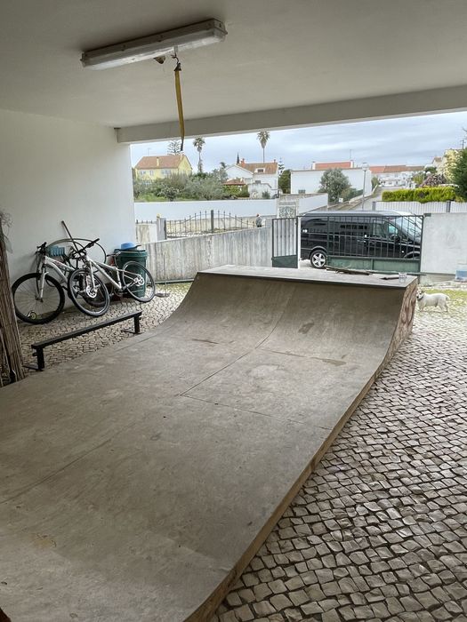 Mini rampa “half-pipe” em madeira