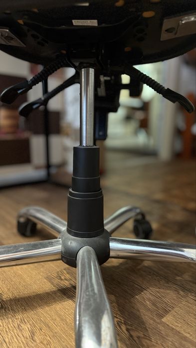 Продам офісне крісло