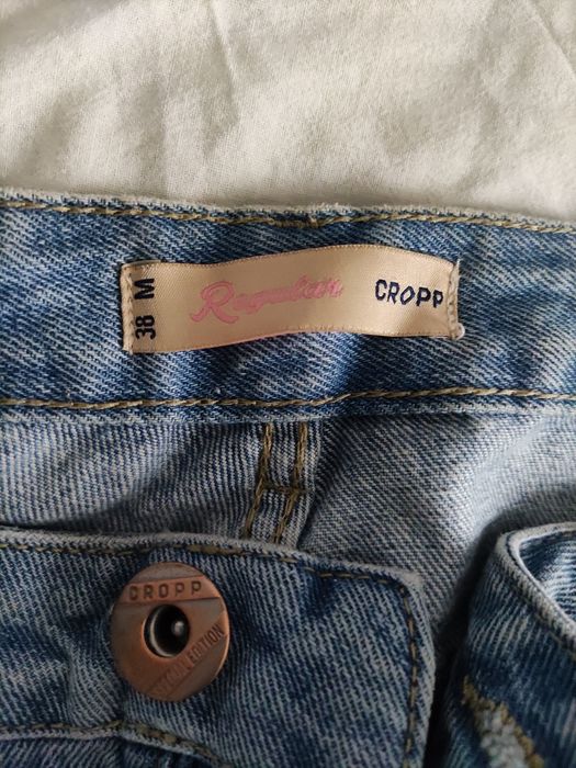 Jeansy z dziurami Cropp