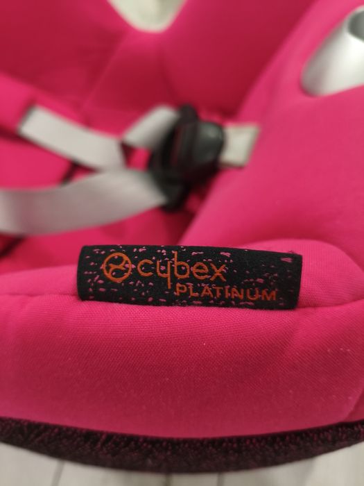 Fotelik samochodowy Cybex sirona z i-size wraz z bazą obrotową.