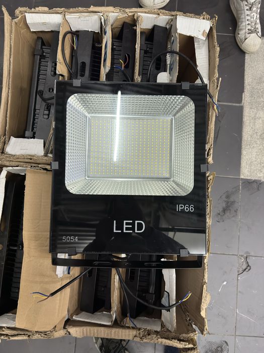 Focus Led 200W, como novos.