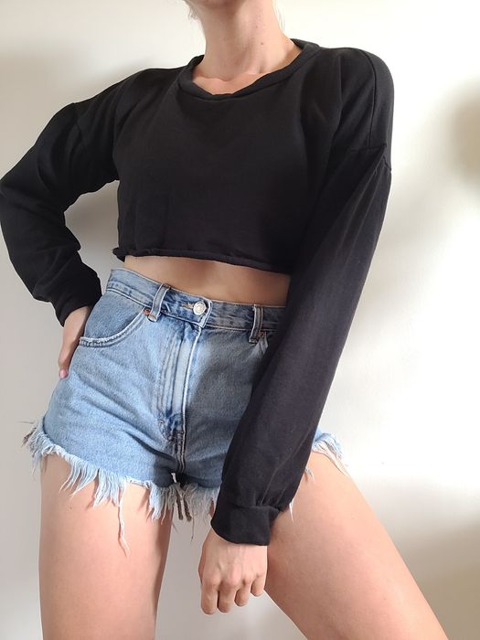 Czarna bluza crop top PrettyLittleThing