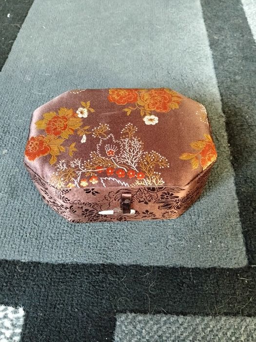 Caixa de joias oriental com estilo floral