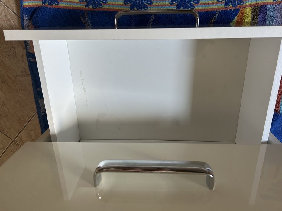 Umuwalka 60 cm z szafka wiszaca