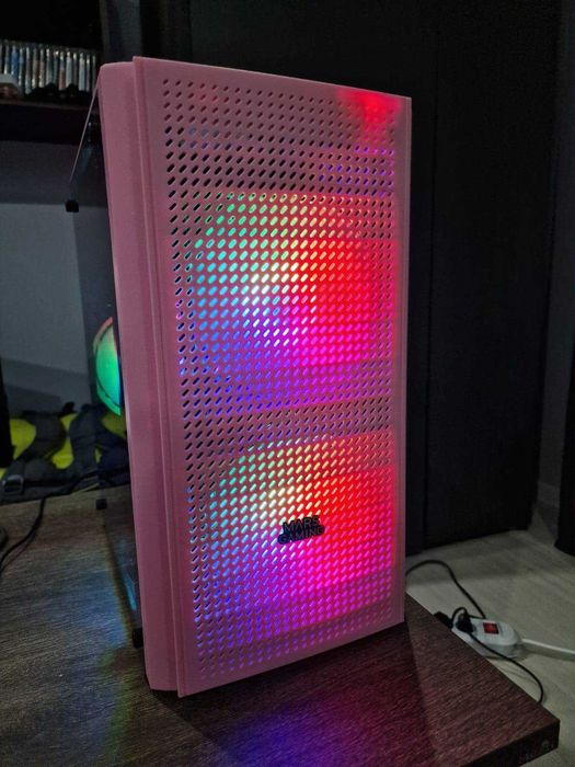 Piękny różowy komputer do gier