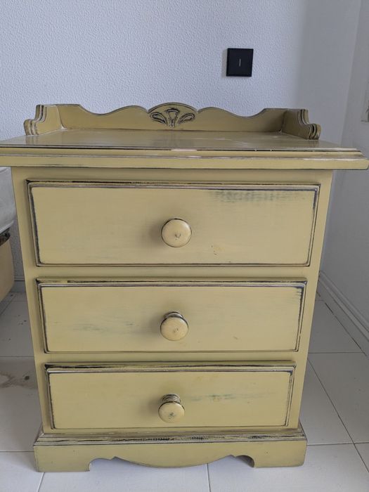 Mesinhas de cabeceira em segunda mão