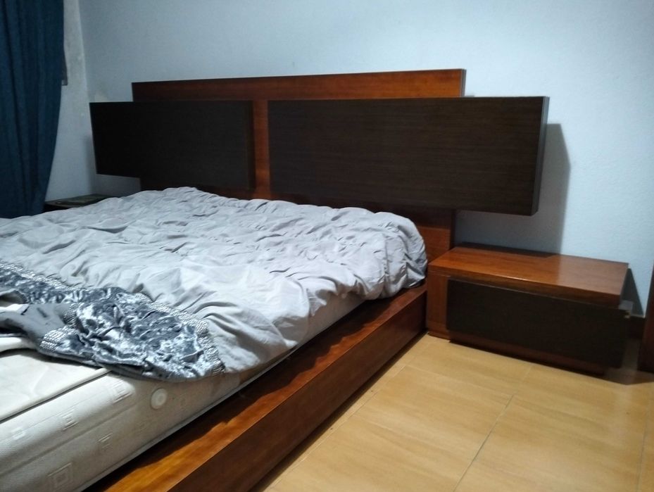Vendo cama em cerejeira com estrado e mesas de cabeceira