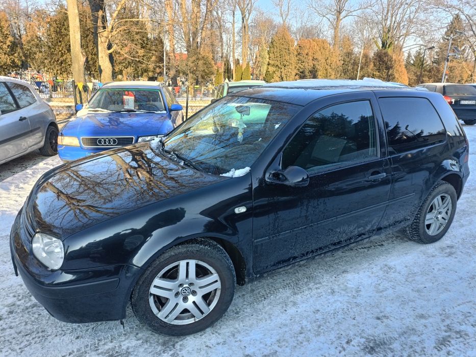 Ładny golf 4 w dobrym stanie z klimatyzacją ważnymi opłatami