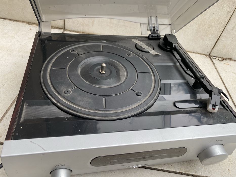“Gramofon z radiem AM/FM vintage”